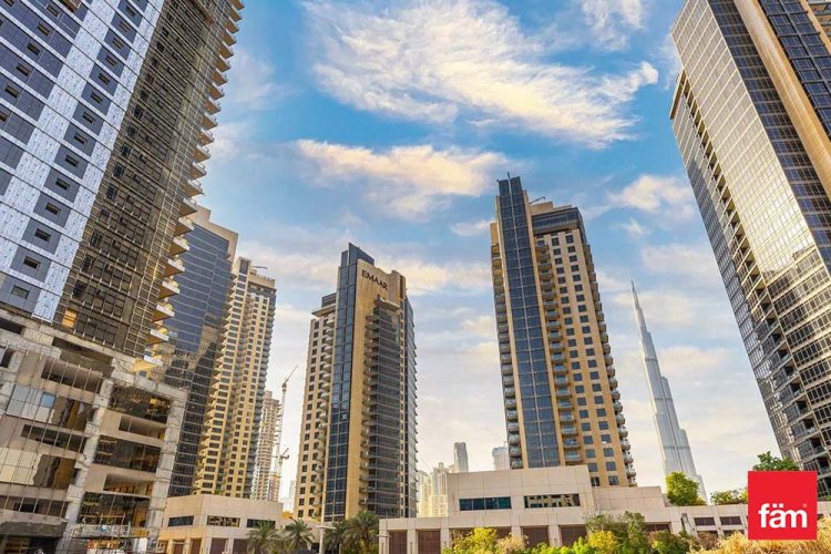 Are there any exclusive or unique features offered by individual luxury villas in Dubai, such as private beach access or panoramic views?